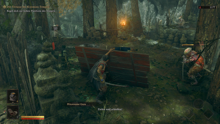 Tische oder eben solche Holzabsperrungen können wir als Teil des Kampfsystems nutzen. (Bild: Capcom / Screenshot: Golem)